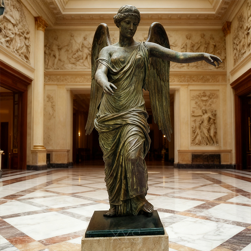 ประติมากรรมเทพธิดาไนกี้ปีกสีบรอนซ์ในร่ม