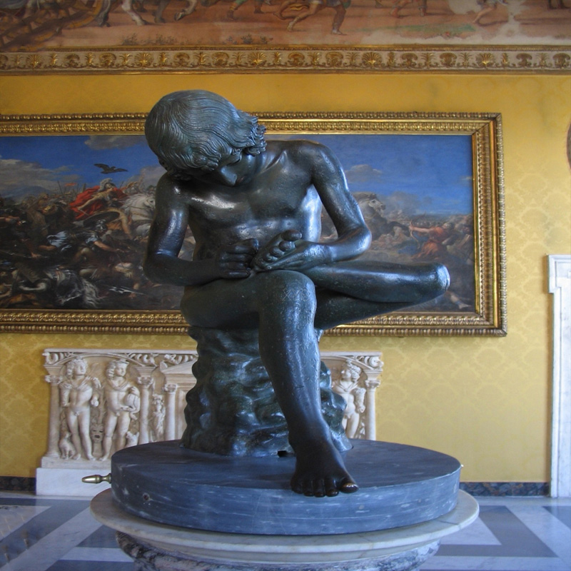 ประติมากรรมมนุษย์หินอ่อนกลางแจ้งที่ทนทานของเด็กชายดึงหนามออกจากเท้า ดีไซน์แบบยุโรป