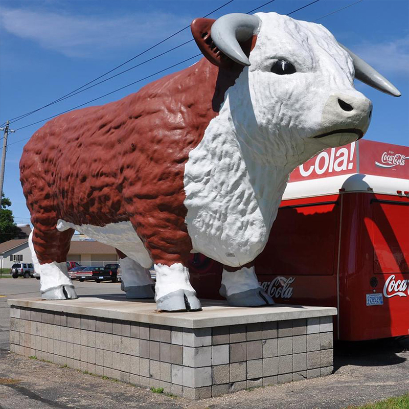 ประติมากรรมวัวดอกไม้ไฟเบอร์กลาสยักษ์